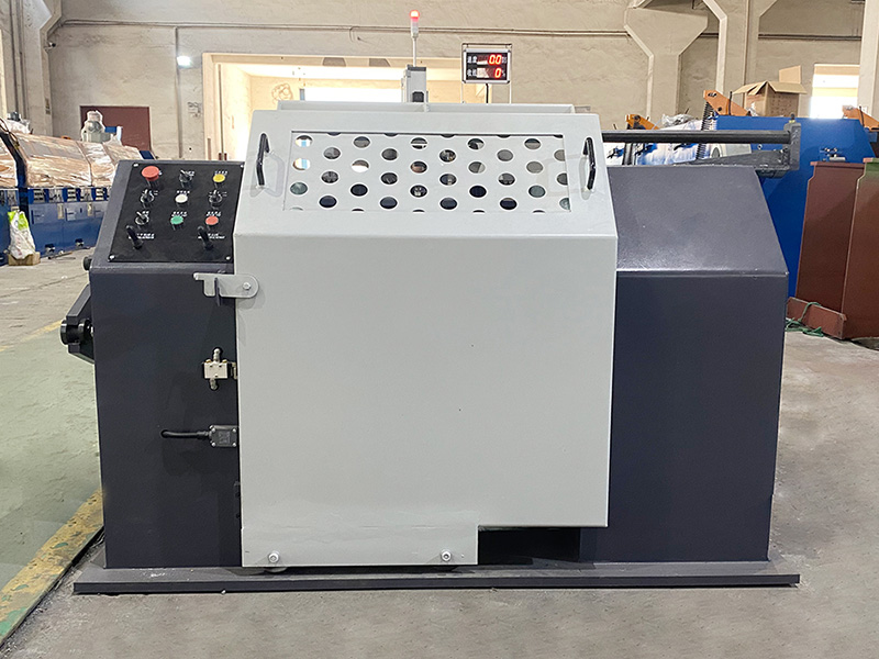 Bagaimanakah mesin mengendalikan mesin mengendalikan variasi ketebalan atau ketumpatan bahan, dan adakah ia mempunyai fleksibiliti untuk menyesuaikan ketegangan penggulungan dengan sewajarnya?