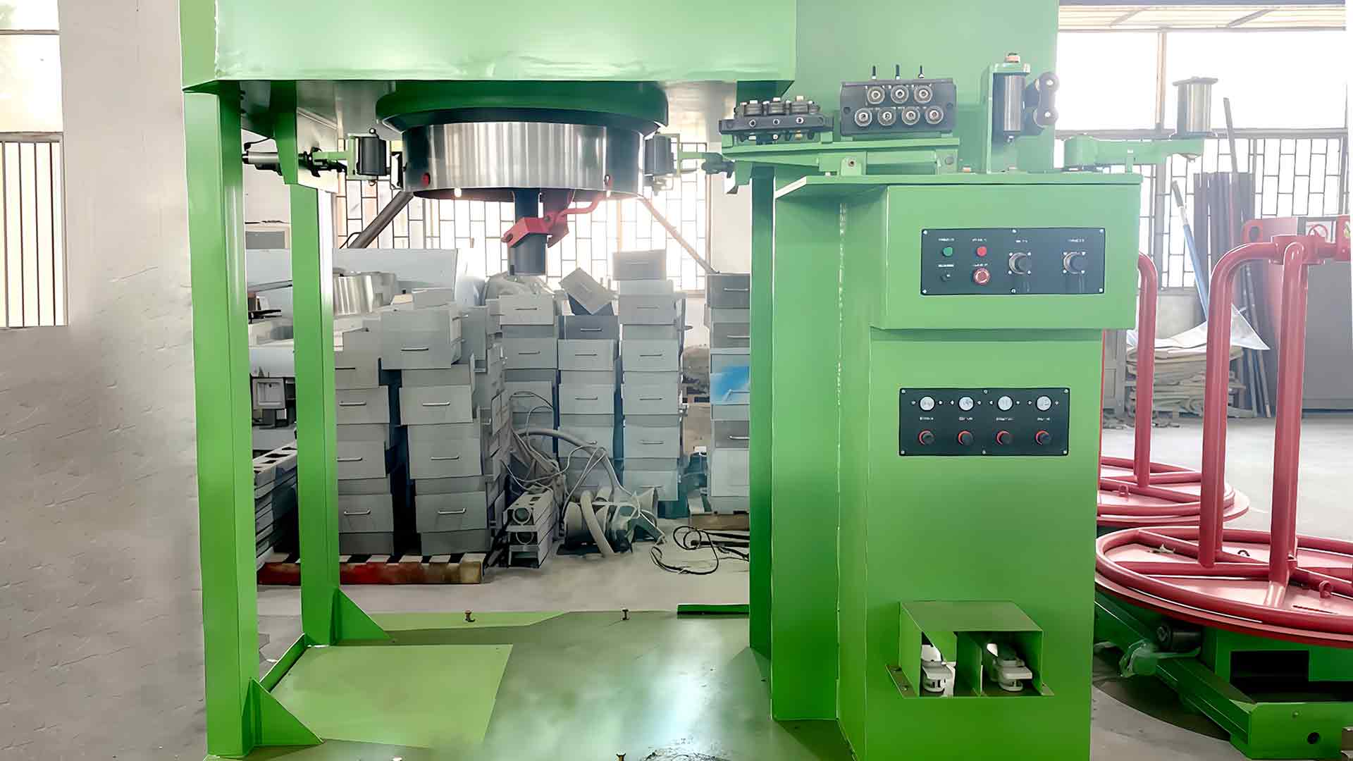 Bagaimanakah mesin lukisan wayar tangki air menguruskan kecacatan permukaan dawai seperti calar, pengoksidaan, atau retak mikro semasa proses lukisan?